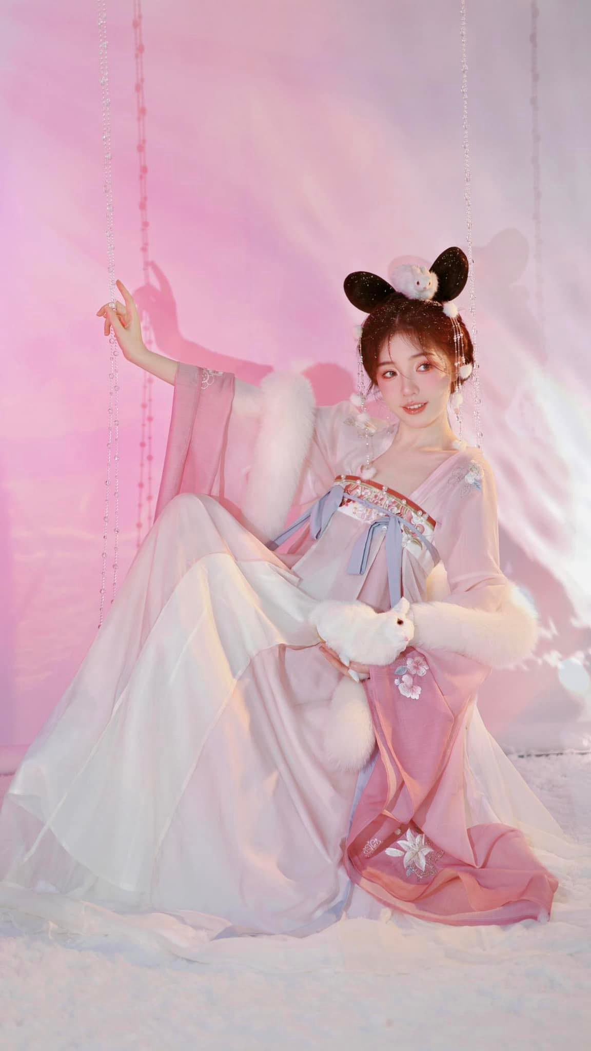 Tuy nhiên, do "nữ thần cổ trang" thời gian dài không chịu thay đổi phong cách nên đã khiến một bộ phận người hâm mộ cảm thấy chán nản, không còn hứng thú như trước.