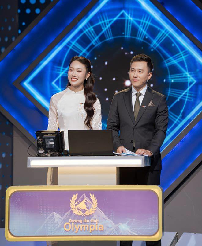 Khánh Vy từng nhận ý kiến trái chiều về lối dẫn mờ nhạt, nói nhanh, vấp chữ… Thậm chí còn có nhiều ý kiến so sánh sức hút của MC Khánh Vy và “đàn chị” Diệp Chi.