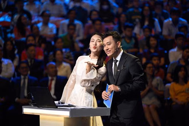 Sự bản lĩnh và năng lực chuyên môn của Khánh Vy được cải thiện rõ rệt. MC 24 tuổi đã khắc phục được lỗi nói vấp, ngôn từ đa dạng và linh hoạt hơn.