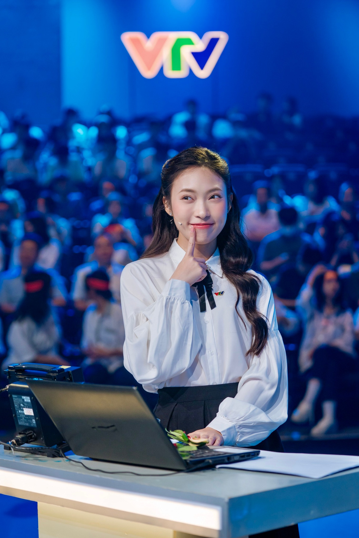 Trong khi Ngọc Huy là nam MC gắn bó lâu nhất với Olympia , "hot girl 7 thứ tiếng" Khánh Vy là gương mặt trẻ nhất từng đảm nhận vai trò này.