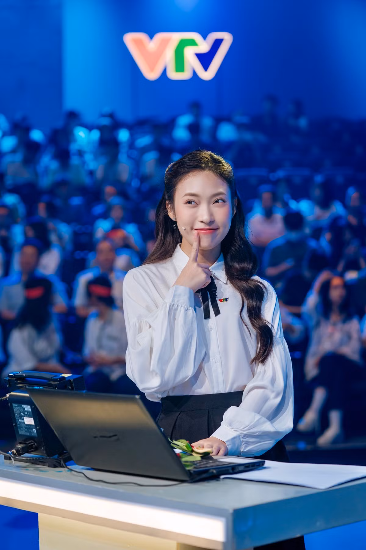 Trong khi Ngọc Huy là nam MC gắn bó lâu nhất với Olympia , "hot girl 7 thứ tiếng" Khánh Vy là gương mặt trẻ nhất từng đảm nhận vai trò này.