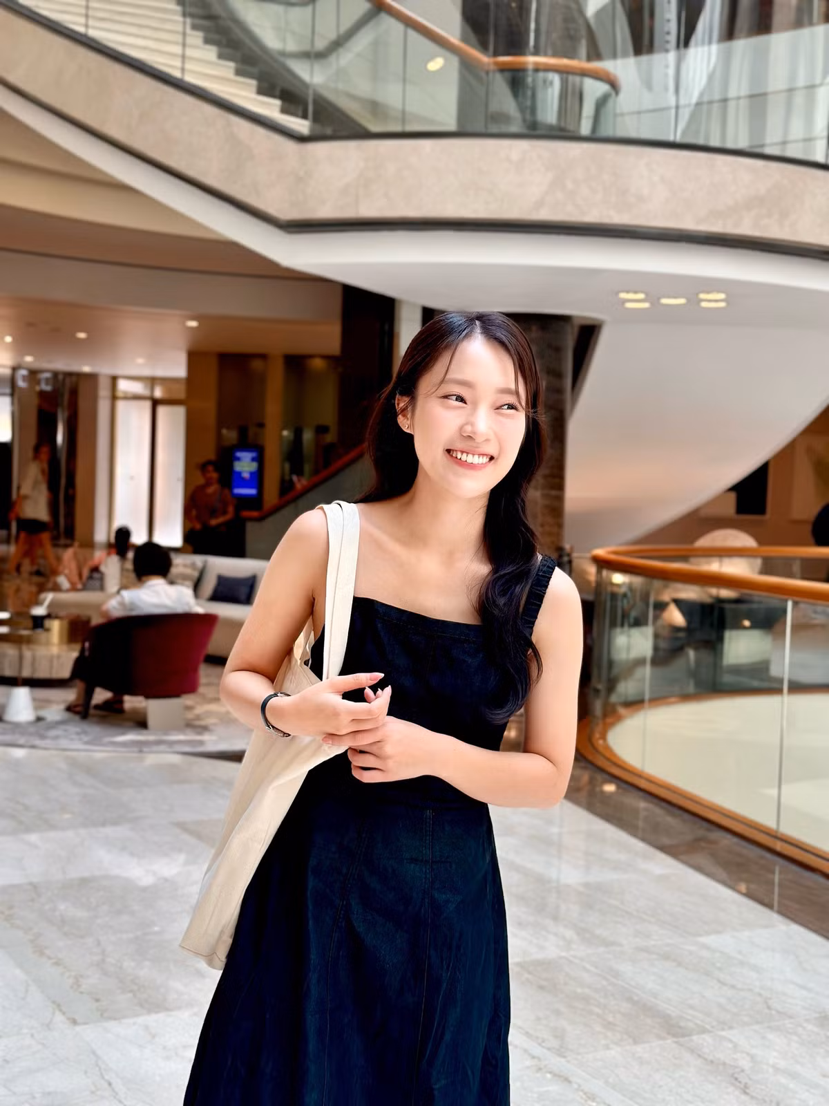 Trước khi trở thành MC trẻ nhất dẫn dắt Đường lên đỉnh Olympia, Khánh Vy quen thuộc với người hâm mộ các chương trình kiến thức của VTV7 như IELTS Face-Off, Crack'Em Up, Follow Us...