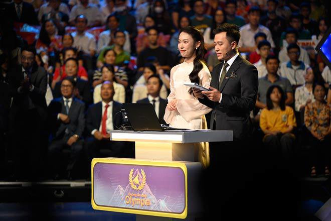 Khánh Vy xuất hiện trong bộ áo dài trắng, vẻ ngoài sáng sân khấu cùng nụ cười rạng rỡ luôn nở trên môi.