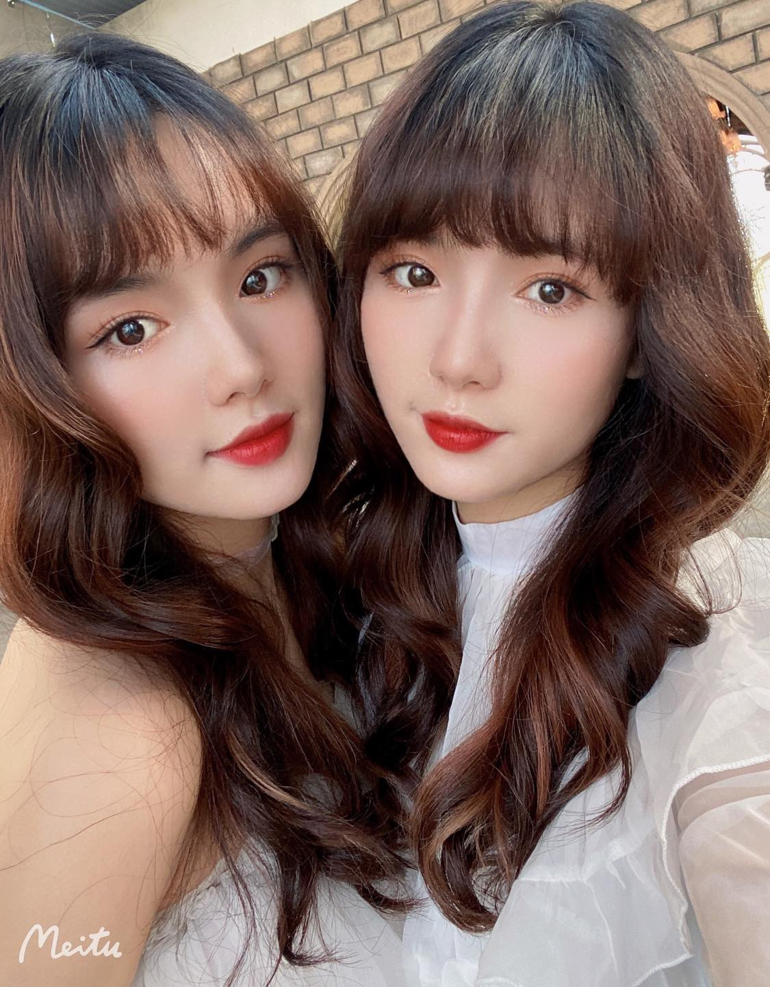 Sớm bén duyên với nghề mẫu ảnh, tiếp xúc nhiều với ống kính nên hai chị em sở hữu những bức hình đẹp chẳng kém các hot girl.