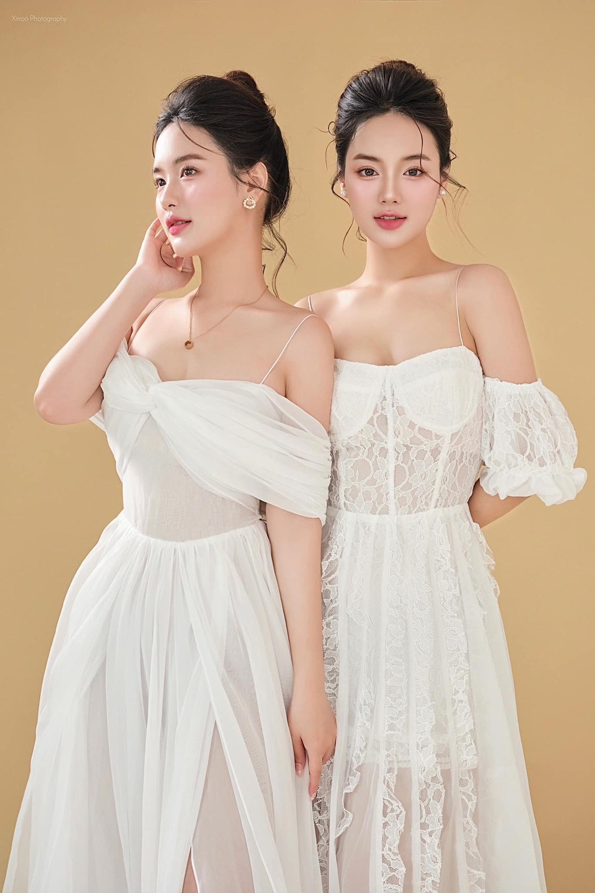 Sở hữu ngoại hình nổi bật nên chị em song sinh nổi tiếng này sớm bén duyên với nghề mẫu ảnh. Ngoài ra họ còn là KOL có tiếng.