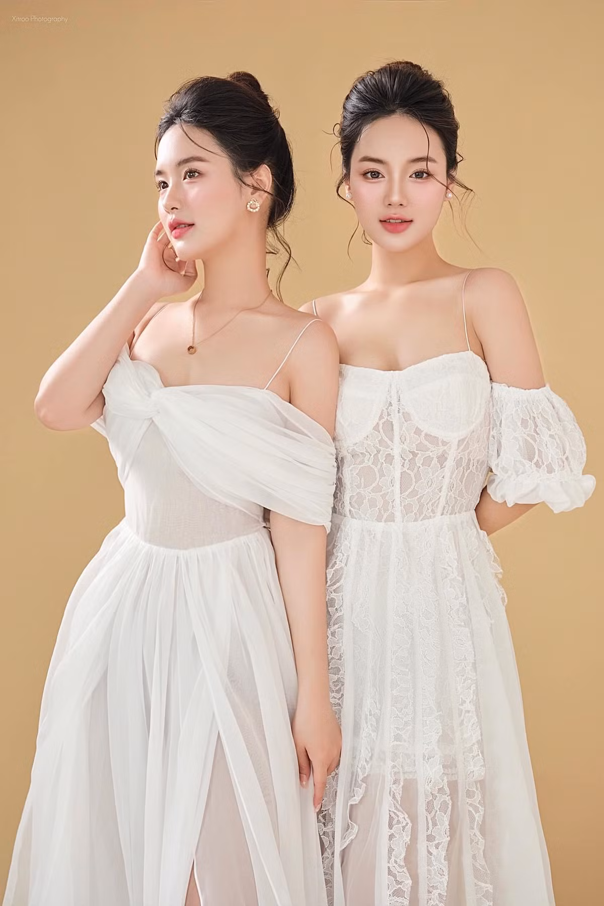 Sở hữu ngoại hình nổi bật nên chị em song sinh nổi tiếng này sớm bén duyên với nghề mẫu ảnh. Ngoài ra họ còn là KOL có tiếng.