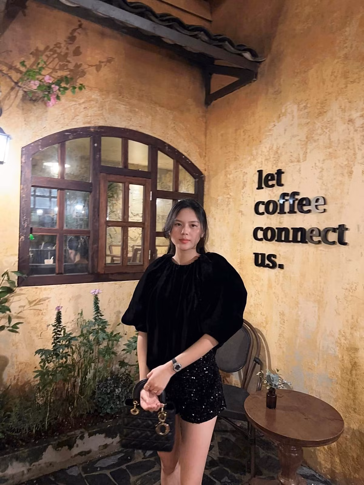 Giờ đây, người đẹp tự tin diện những mẫu bikini nóng bỏng, tích cực khoe khéo thân hình quyến rũ.