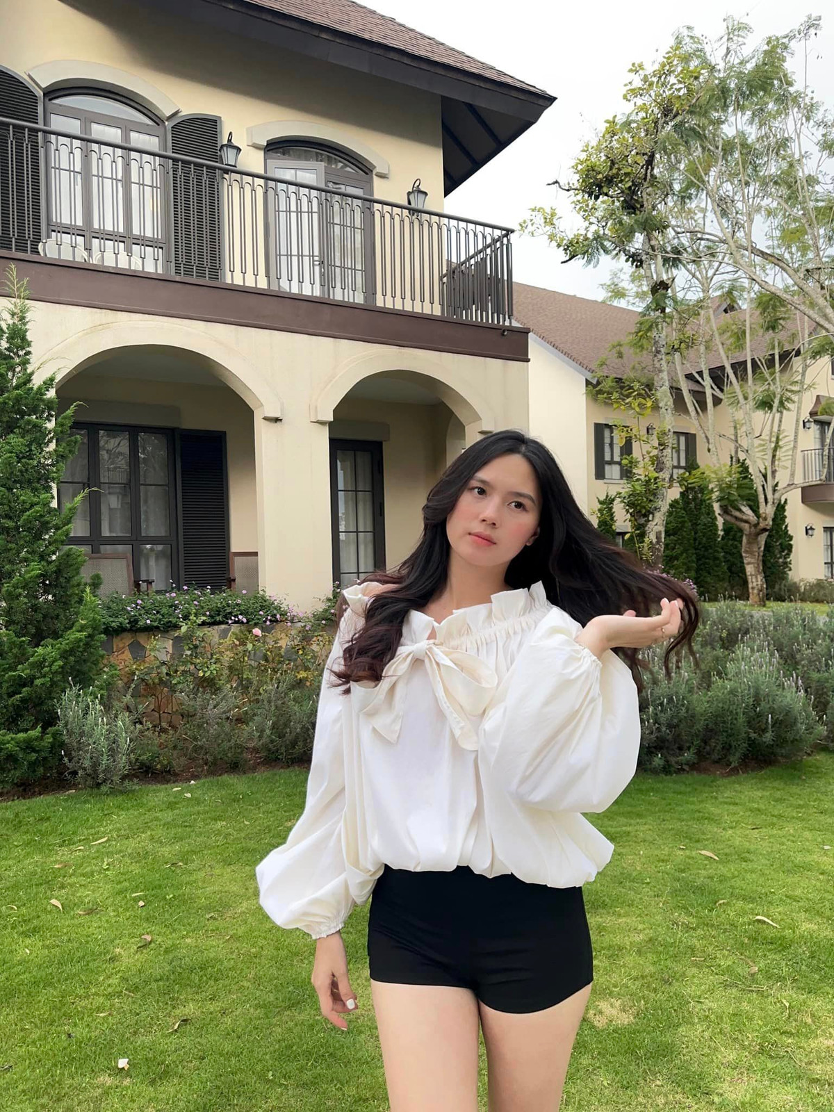 Thời gian gần đây, hot girl Tuyên Quang này còn chăm chỉ đăng tải hình ảnh khoe dáng lên trang cá nhân.