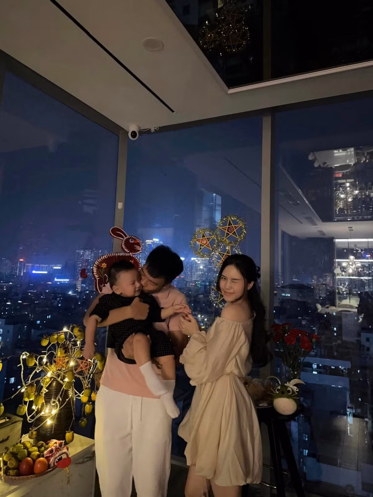 Năm 2017, Uyên Kem và cầu thủ Thành Chung bắt đầu công khai mối quan hệ tình cảm. Trải qua hành trình dài bên nhau, cặp đôi quyết định tiến đến hôn nhân vào đầu năm 2022.