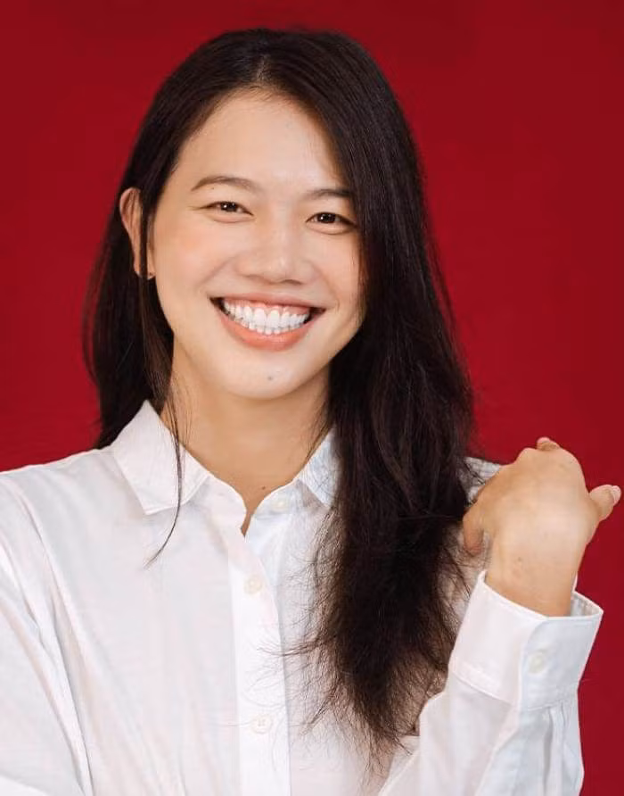 "Cô gái vàng" của làng thể thao Việt Nam diện áo phông in họa tiết của lễ hội với biểu tượng món ăn Việt Nam.