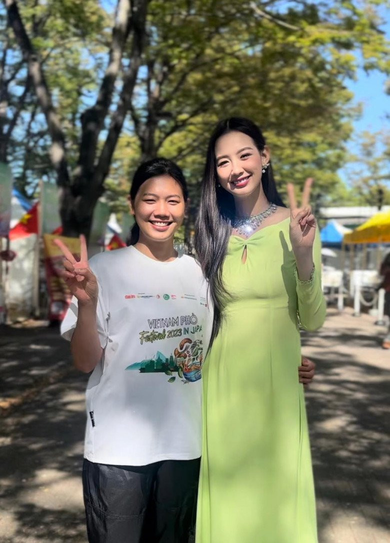 Nhìn tấm hình có thể thấy, trong khi Hiền Thục lẫn Bảo Ngọc đều xúng xính áo dài xinh, tóc tai lẫn gương mặt được tút tát tỉ mỉ thì Ánh Viên lại ấn tượng với 1 vẻ khác biệt hẳn.