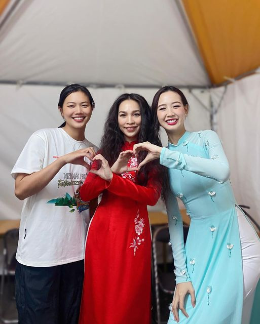 Mới đây kình ngư Nguyễn Thị Ánh Viên cùng ca sĩ Hiền Thục, Hoa hậu Bảo Ngọc đã cùng tham dự một sự kiện về Phở ở Nhật Bản. Ở trong cánh gà 3 người phụ nữ Việt Nam đại diện cho 3 lĩnh vực khác nhau đã có dịp giao lưu, trò chuyện và chụp những tấm hình lưu niệm.