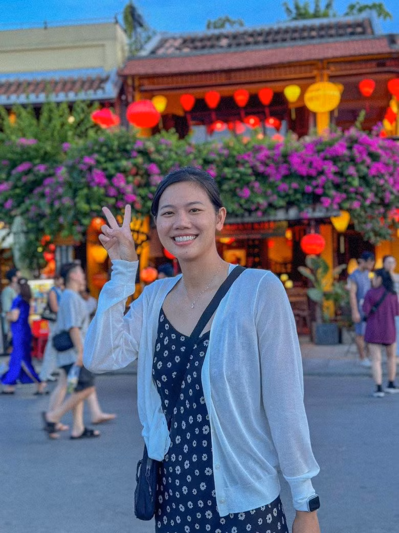 Trong khi Bảo Ngọc lung linh với hình ảnh chuẩn chỉnh của một bông hậu quốc tế thì Ánh Viên vẫn mộc mạc đến lạ.