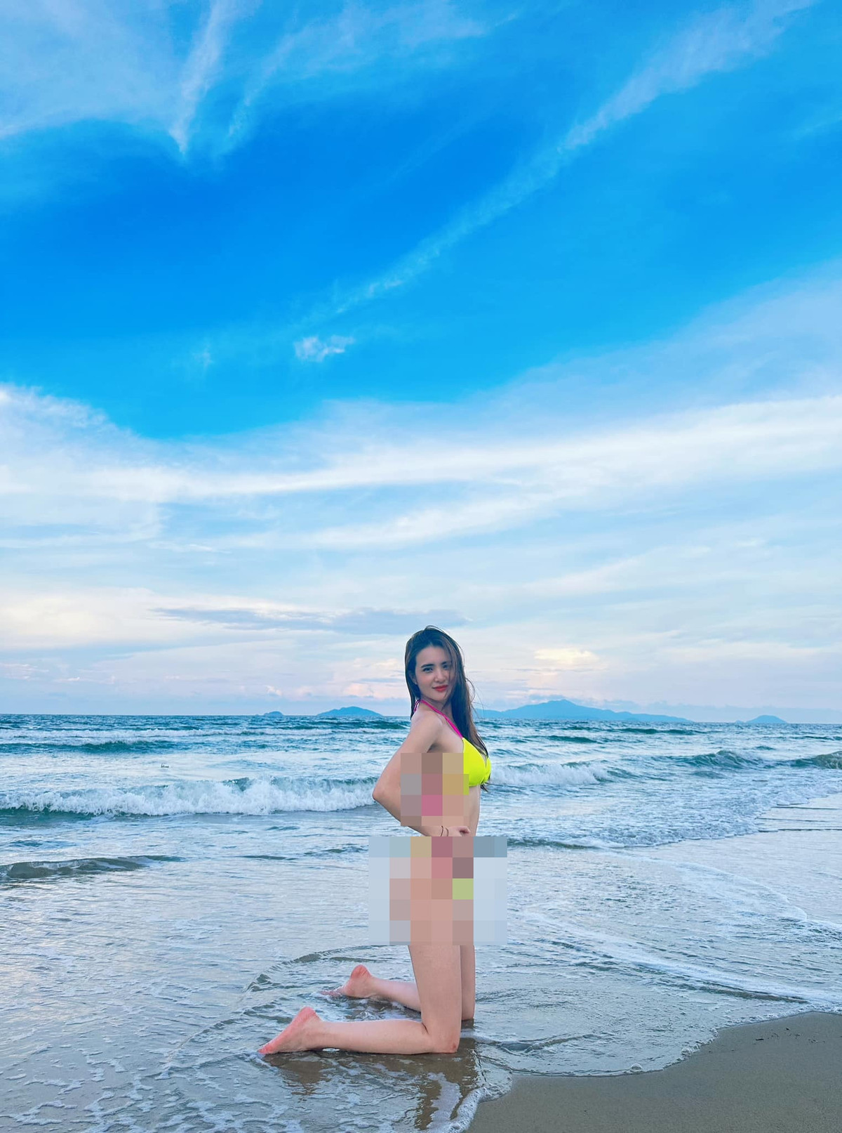 Khánh Chi nổi bật với bộ bikini hai mảnh xanh nõn chuối, khoe eo thon gọn, chân dài miên man.