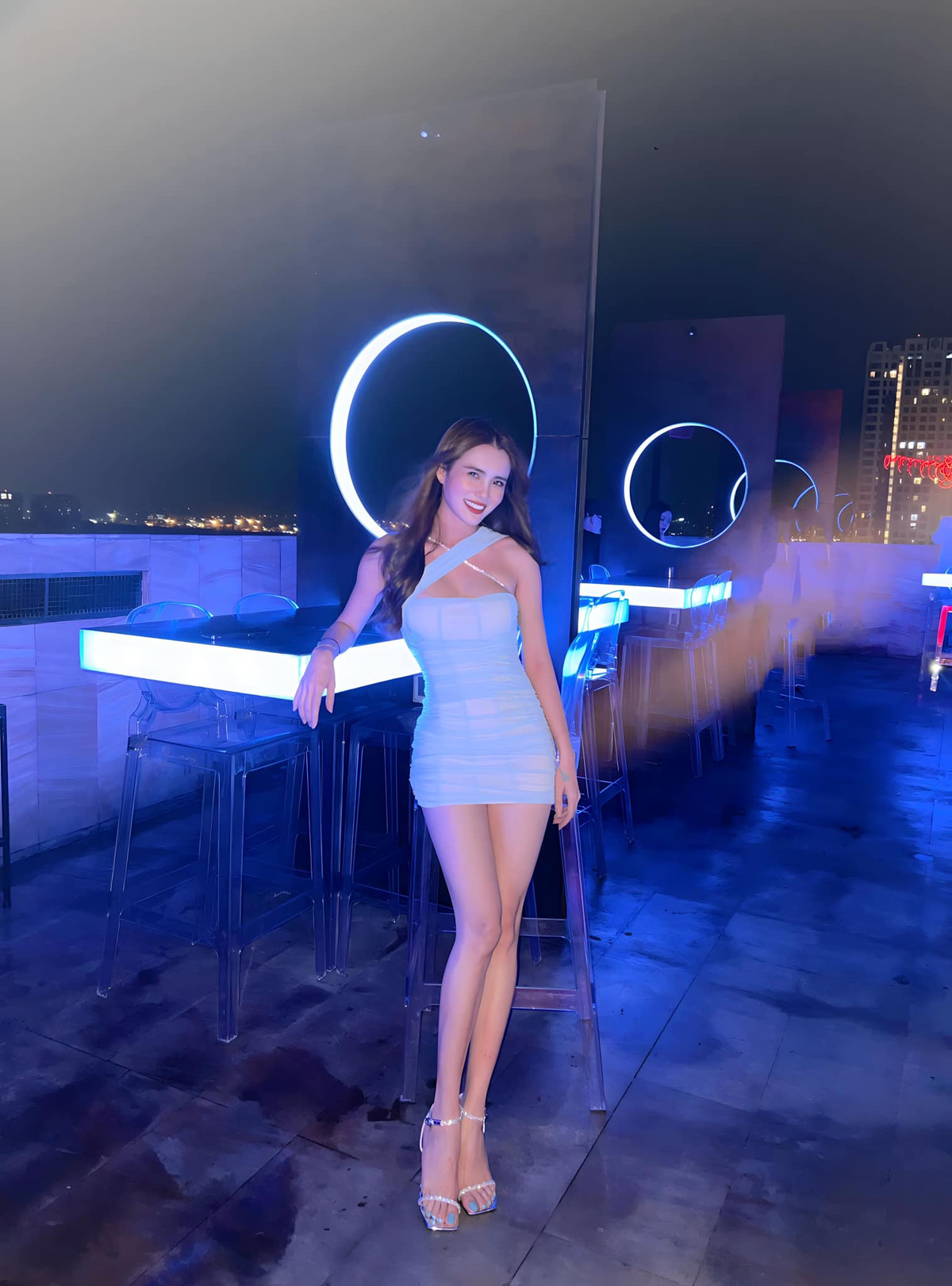 Dưới phần bình luận, bạn bè hết lời khen ngợi trước vóc dáng nuột nà của em gái Công Vinh.