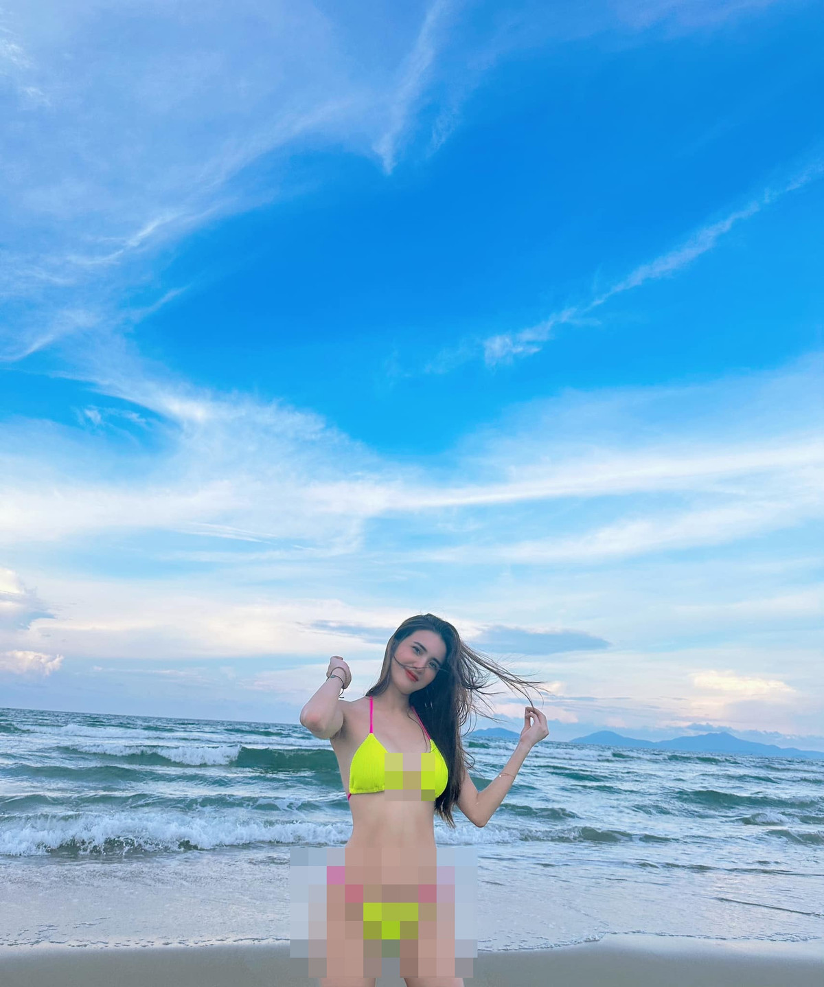 Lê Khánh Chi mới đây tiếp tục gây sốt khi diện bikini mỏng manh khoe dáng nuột trên biển.