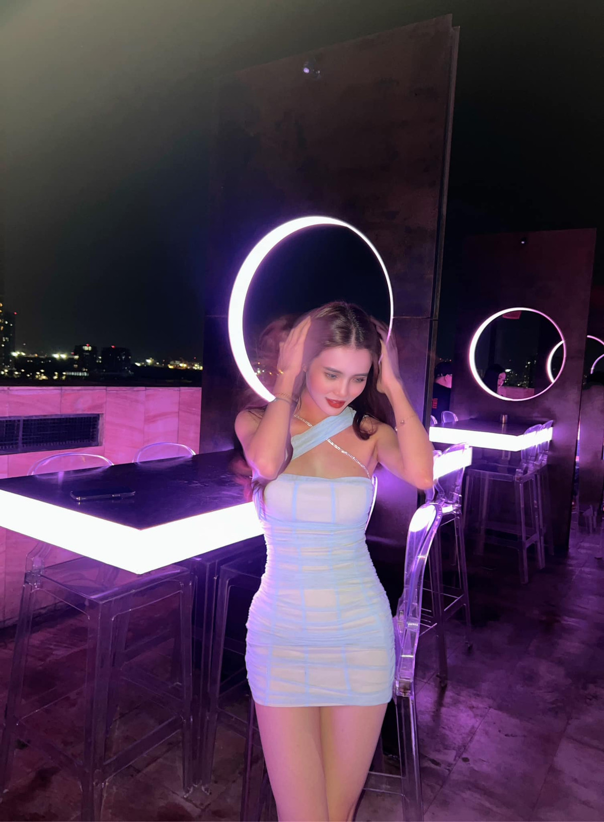 Hot girl 34 tuổi cũng được nhận xét ngày càng “đẹp mặn mà” theo thời gian.