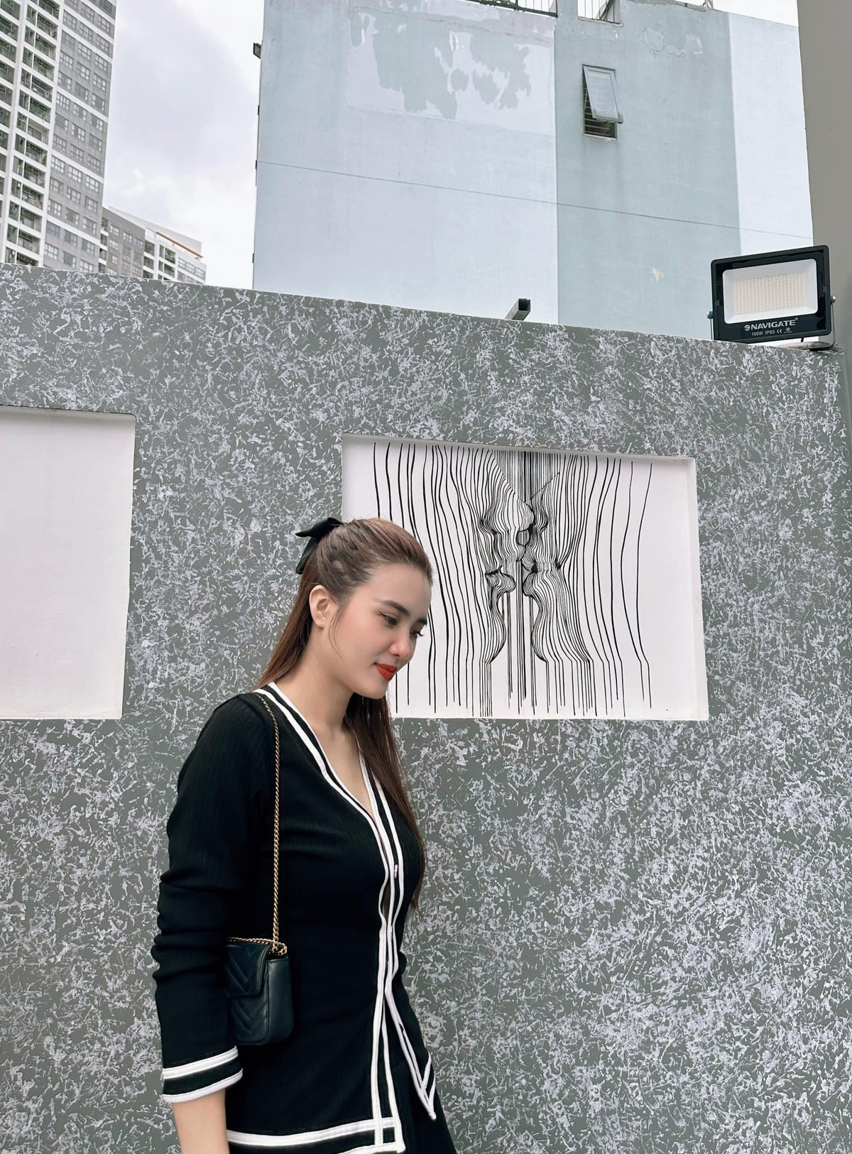 Dù đã bước sang tuổi 34 nhưng hot girl Nghệ An vẫn sở hữu vóc dáng thon gọn, gợi cảm.