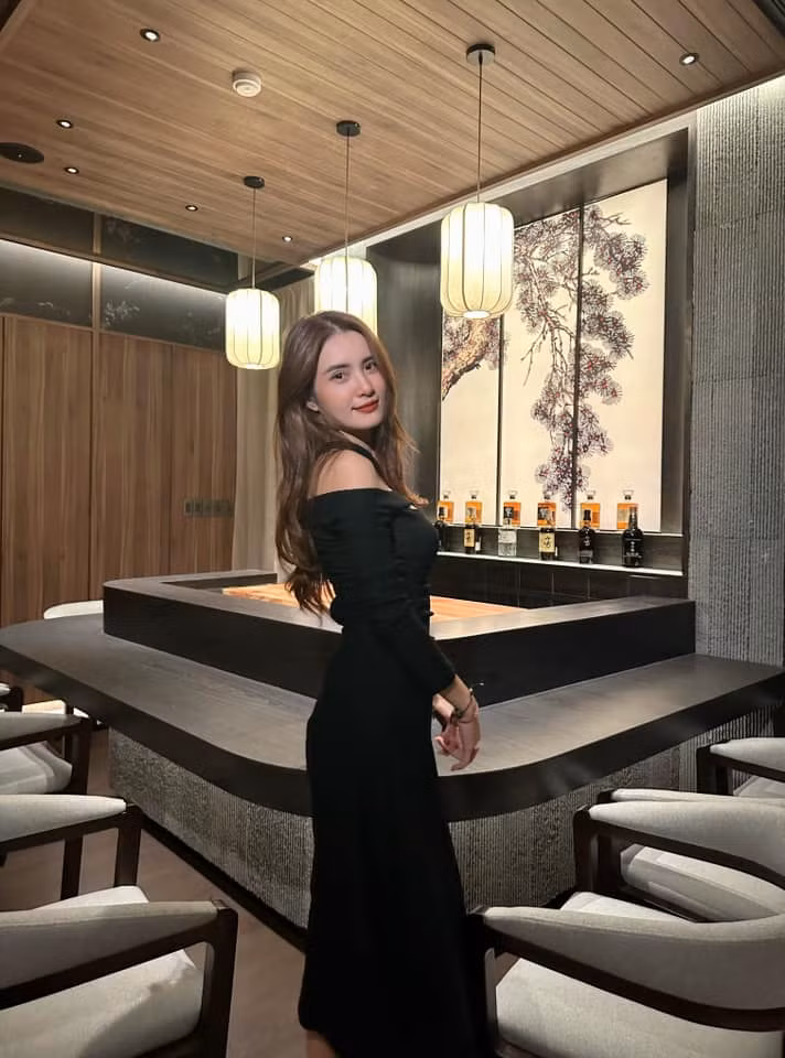 Thời gian gần đây, em gái Lê Công Vinh - Khánh Chi thường xuyên khoe vẻ gợi cảm của mình trên trang cá nhân.