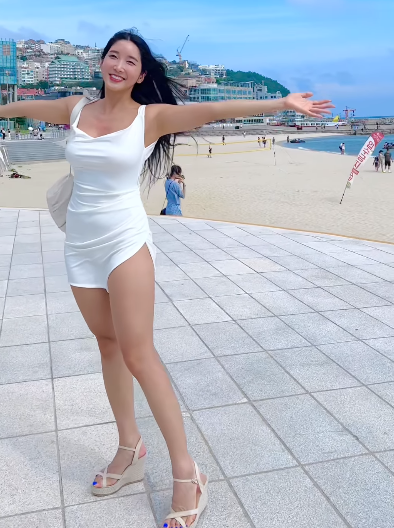 Cô thường xuyên đăng tải các bài viết, video tập thể hình, chế độ ăn uống khoa học.