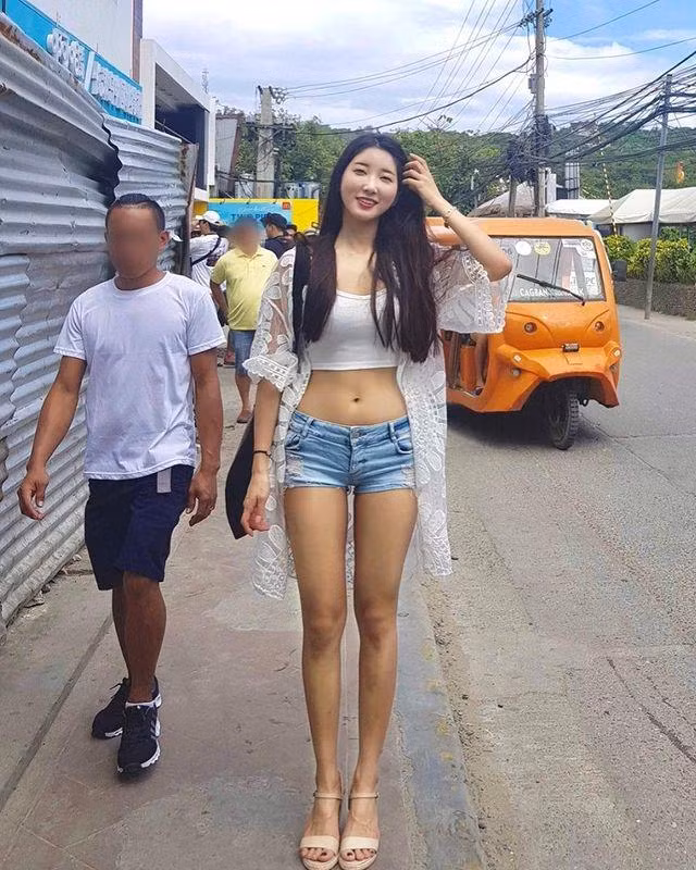 Bài đăng nhanh chóng thu hút nhiều sự quan tâm của cộng đồng mạng. Nhiều bình luận khen ngợi sắc vóc khỏe khoắn và tràn đầy năng lượng của cả hai người đẹp phòng gym.