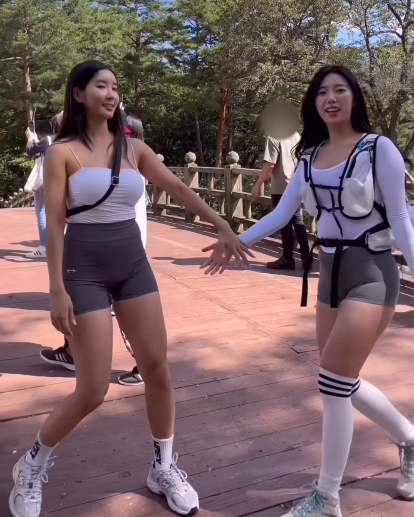 Đáng chú ý, cả hai hot girl phòng gym đều diện đồ tập ôm sát body với áo thun màu trắng và quần short legging.