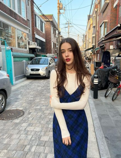 Điều đáng chú ý là Dasha không gây chú ý bằng sự hở hang, gợi cảm như nhiều người mẫu phương Tây khác.