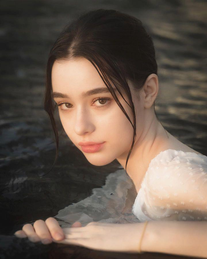 Vóc dáng của cô trông rất mảnh mai, vòng eo phẳng và nhỏ là điều mà nhiều phái đẹp ao ước.