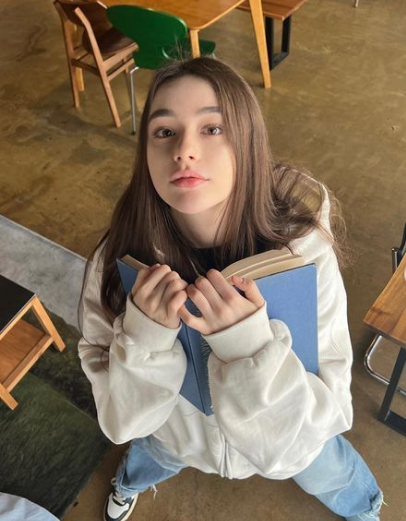 Hiện tại, cô đang sống ở Trung Quốc và làm người mẫu ảnh, blogger làm đẹp.