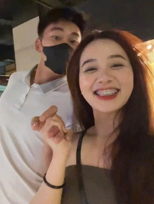 Dù chưa công hai, cặp trai tài gái sắc không ít lần đăng ảnh tình tứ trên story Facebook và Instagram.