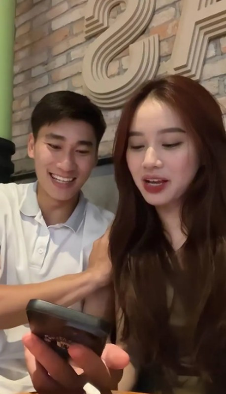 Khi đi hẹn hò, chàng cầu thủ rất chịu khó, sẵn sàng khom lưng để chụp ảnh cho bạn gái.