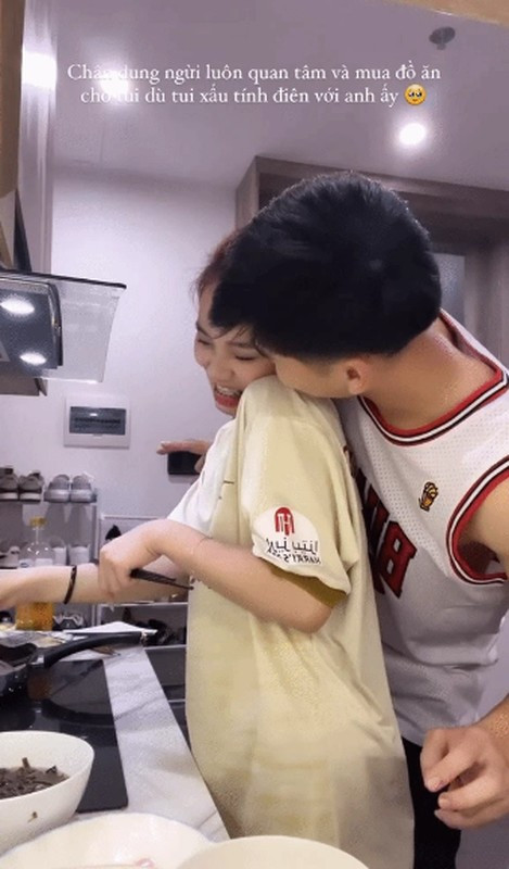 Trước đó Hoa Mỹ cũng nhiều lần tiết lộ về người yêu cầu thủ cực phẩm của mình.