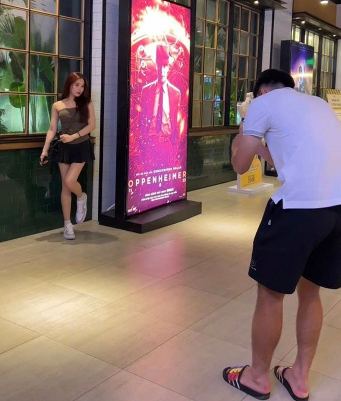 “Chân dung người đã xếp vali thật gọn, là quần áo và dọn dẹp mớ hỗn độn để em Mỹ đỡ mệt hơn sau một ngày siêu dài” - Đồng Thị Hoa Mỹ viết.