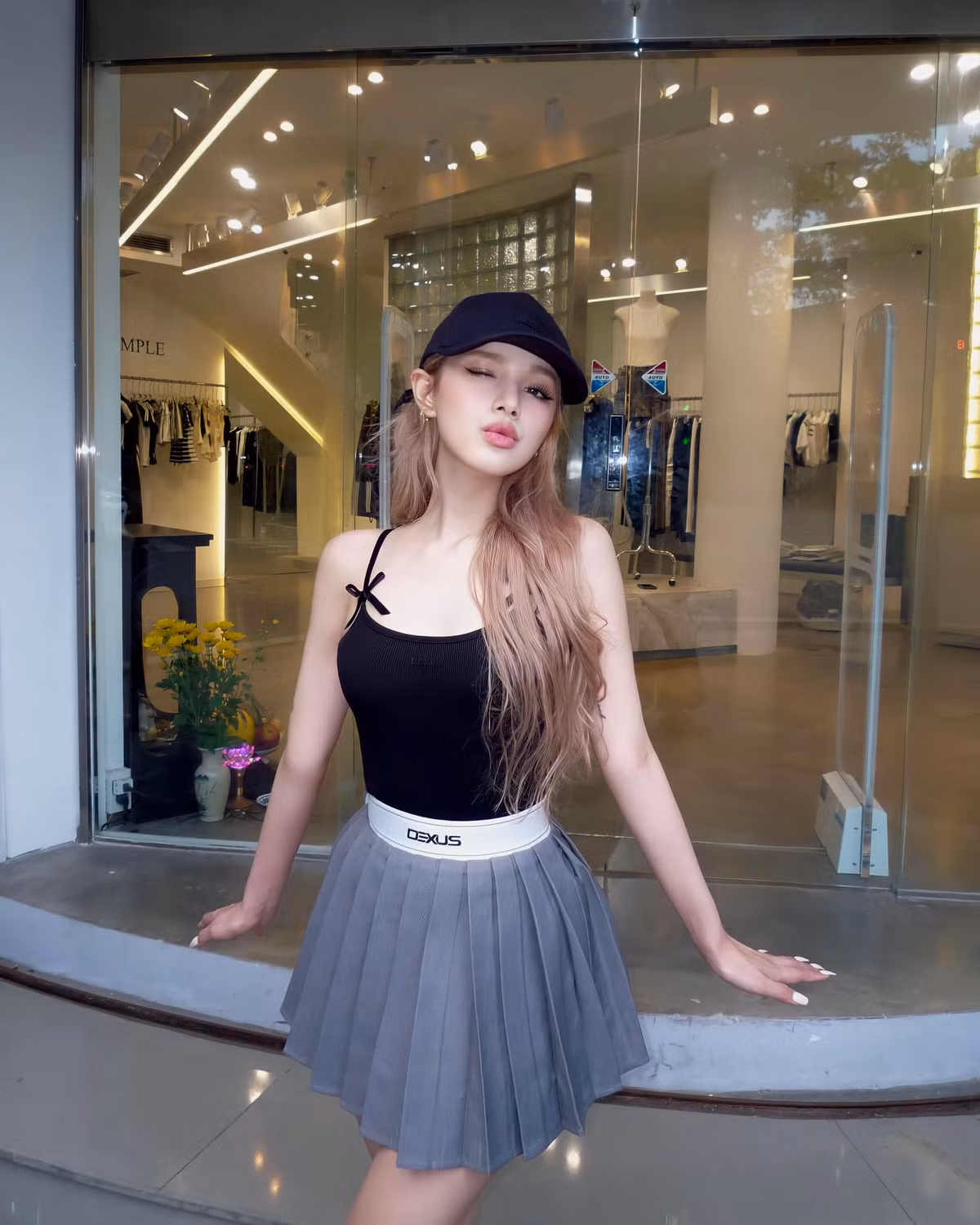 Dù theo đuổi hình tượng nữ tính, nàng thơ nhưng khi lên đồ tôn dáng, Xoài Non cũng nóng bỏng chẳng kém ai.