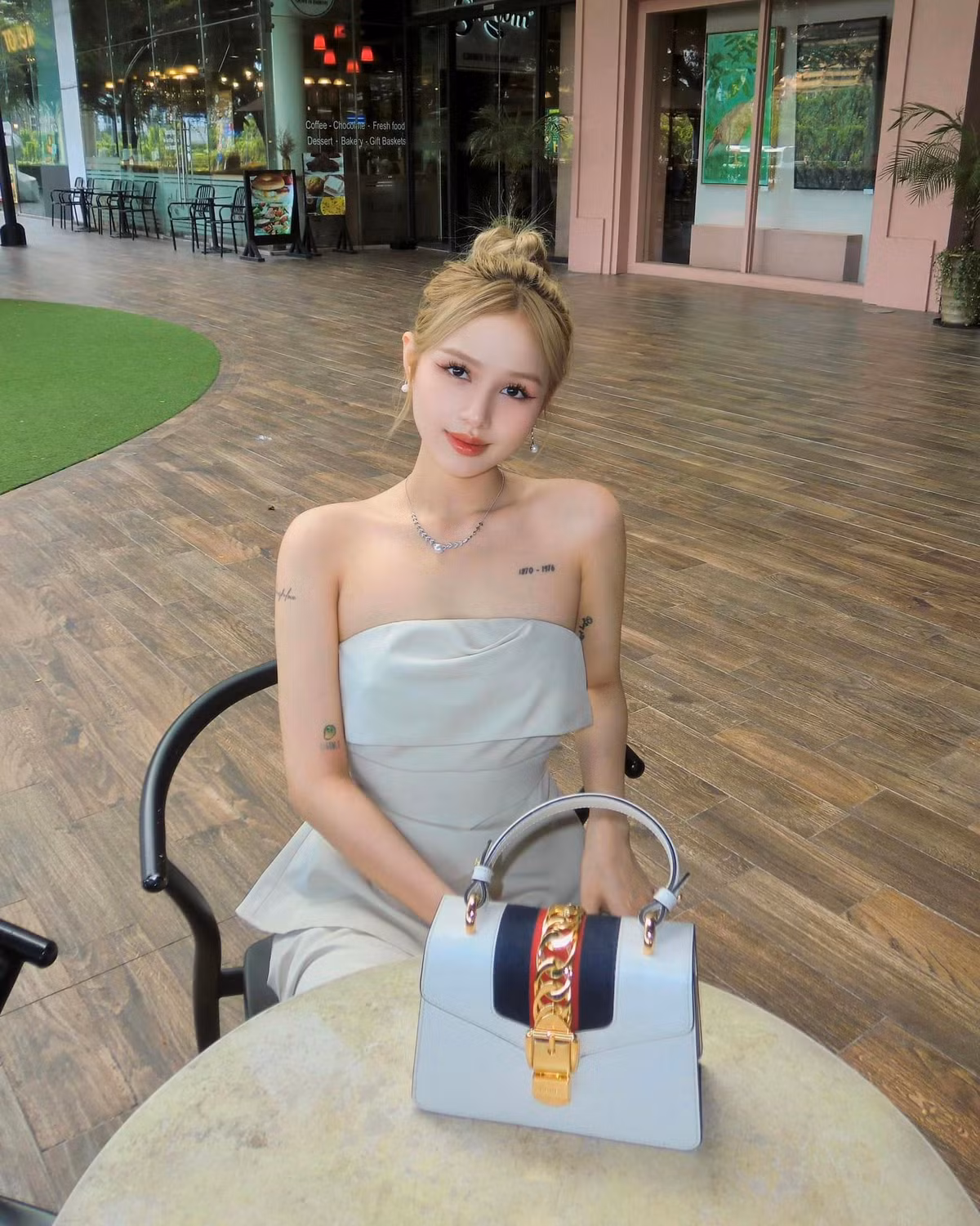 Vốn chơi thân với nhau từ lâu, thêm diện mạo hút mắt nên mỗi lần xuất hiện Xoài Non và Sunna lại vô cùng hút mắt.