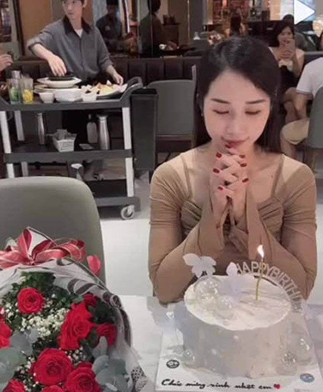 Danh tính cô giáo hot girl là bạn gái cầu thủ nhanh chóng được tìm ra. Đó là Lưu Thị Phương Thảo (sinh năm 1994), hiện công tác tại một trường tiểu học ở Hà Nội.