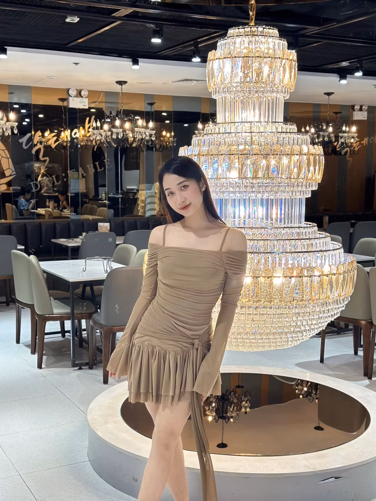 Phương Thảo thường xuyên chia sẻ hình ảnh xinh đẹp, thanh lịch trên bục giảng.