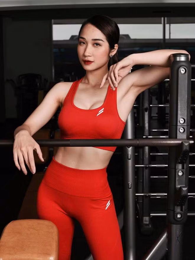 Sở hữu chiều cao nổi bật 1m65 cùng số đo 3 vòng hoàn hảo 86-64-96(cm), Phương Thảo ưa diện trang phục ôm sát cơ thể nhằm tôn vinh tối đa lợi thế thể hình.