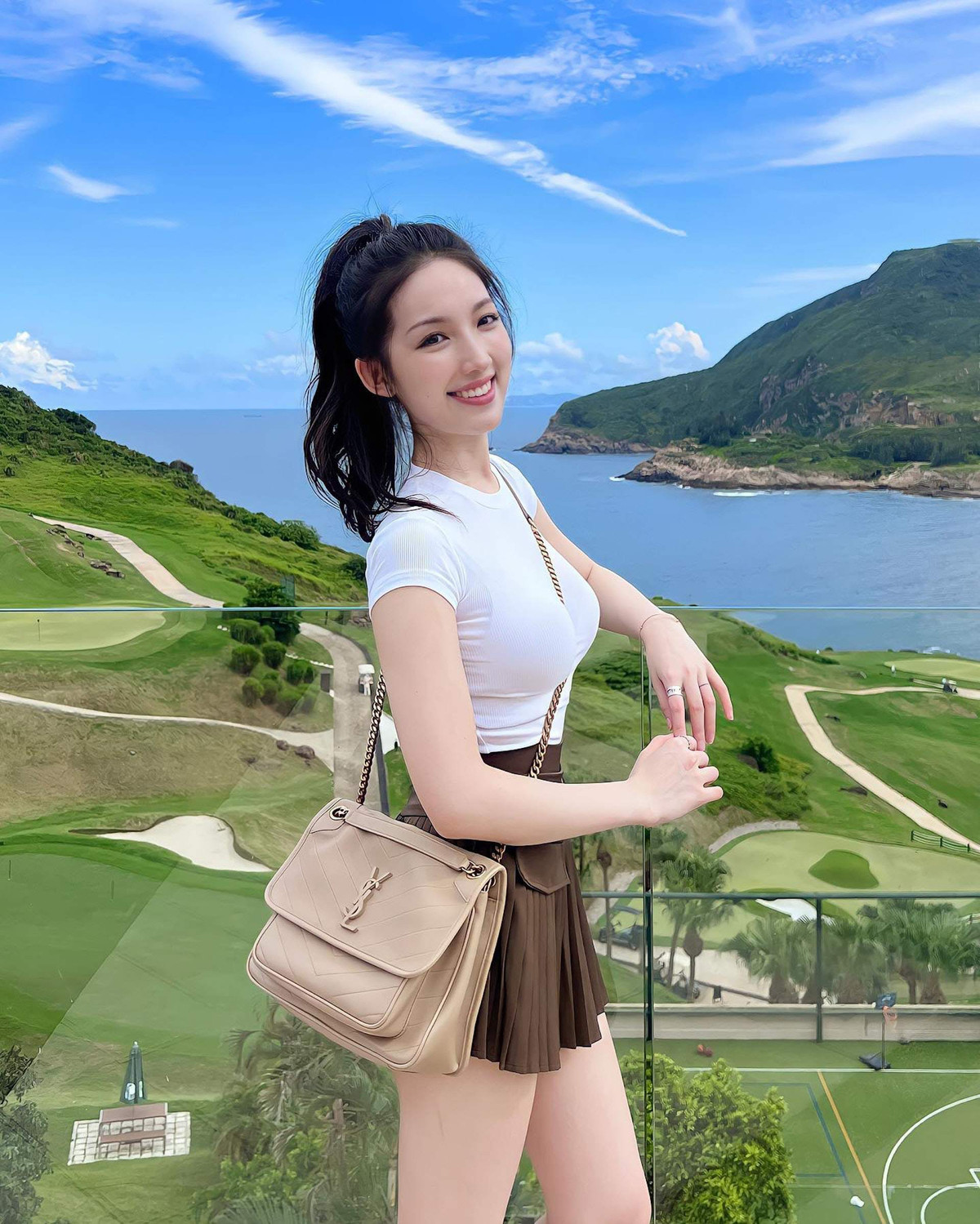 Nhiều cư dân mạng còn khen ngợi cô là "nữ thần đời thực", "Nami phiên bản đời thực", "Nàng tiên giáng trần",...