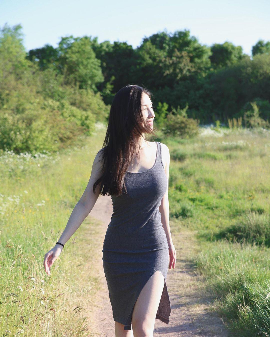 Hiện tại, người đẹp này cũng đang sinh sống tại Anh. Ngoài việc học tập, biểu diễn, sản xuất nhạc, cô còn đi dạy thêm về âm nhạc.