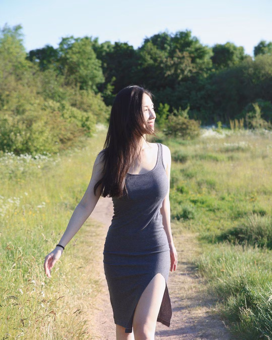 Hiện tại, người đẹp này cũng đang sinh sống tại Anh. Ngoài việc học tập, biểu diễn, sản xuất nhạc, cô còn đi dạy thêm về âm nhạc.