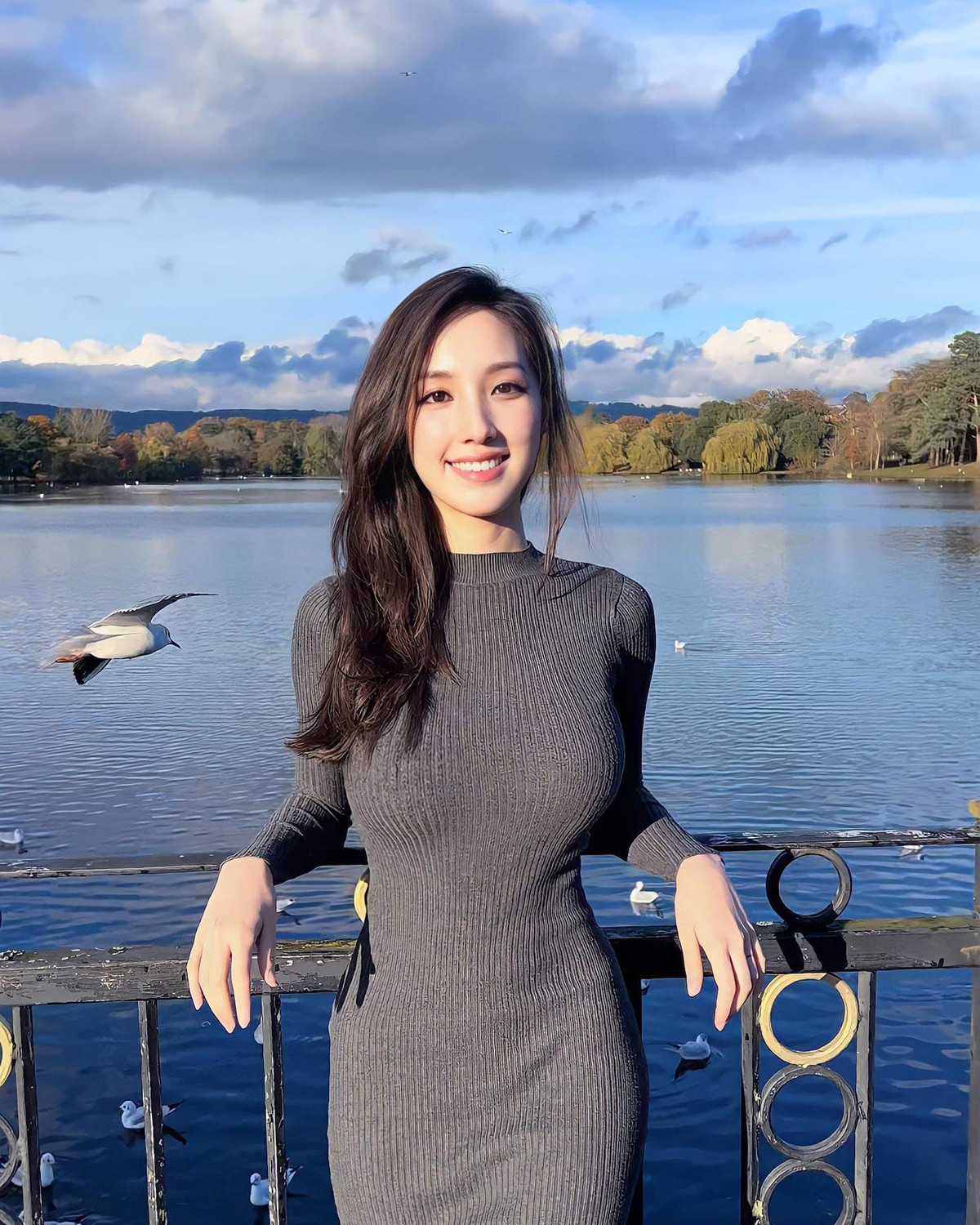 Ngay từ thời điểm còn ngồi trên ghế giảng đường đại học, những hình ảnh của Hedy Haier đã được các tờ báo, trang tin như HK01, Chinatimes,... chia sẻ với nội dung khen ngợi nhan sắc và tài năng nổi bật của cô.