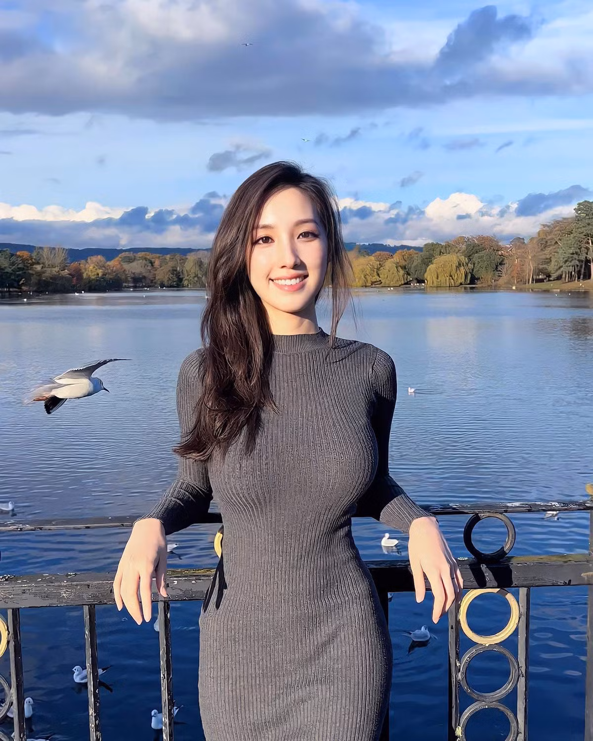 Ngay từ thời điểm còn ngồi trên ghế giảng đường đại học, những hình ảnh của Hedy Haier đã được các tờ báo, trang tin như HK01, Chinatimes,... chia sẻ với nội dung khen ngợi nhan sắc và tài năng nổi bật của cô.