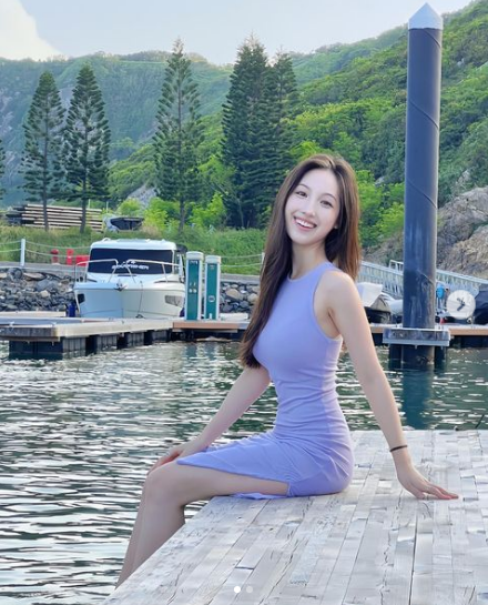 Với làn da trắng sáng bật tông, Hedy luôn tự tin diện trang phục mang tông màu tươi sáng, nổi bật.