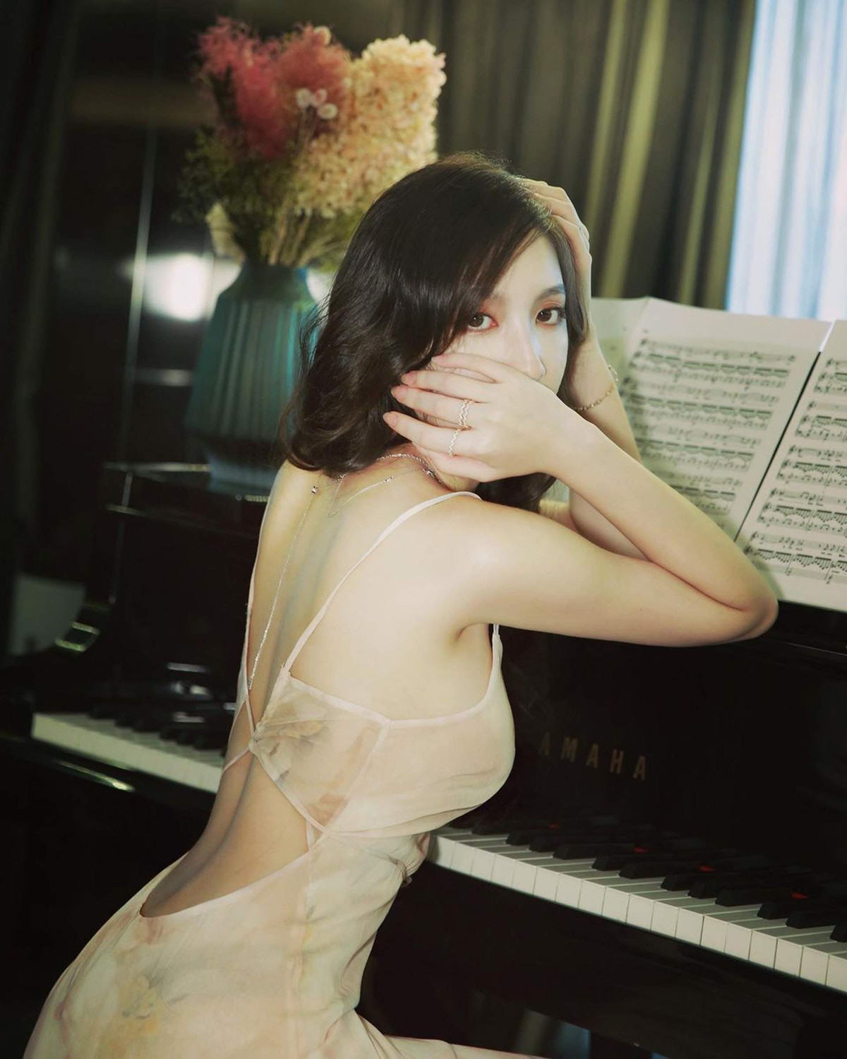 Hedy Haier học chuyên ngành thanh nhạc tại The Hong Kong Academy for Performing Arts và tốt nghiệp loại xuất sắc.