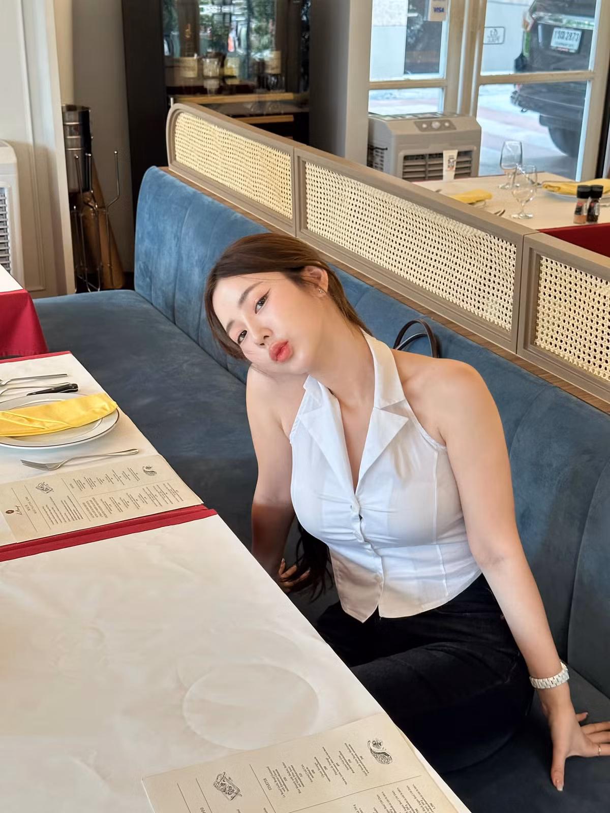 Cô nhanh chóng được nhiều nhãn hàng thời trang, mỹ phẩm quan tâm.