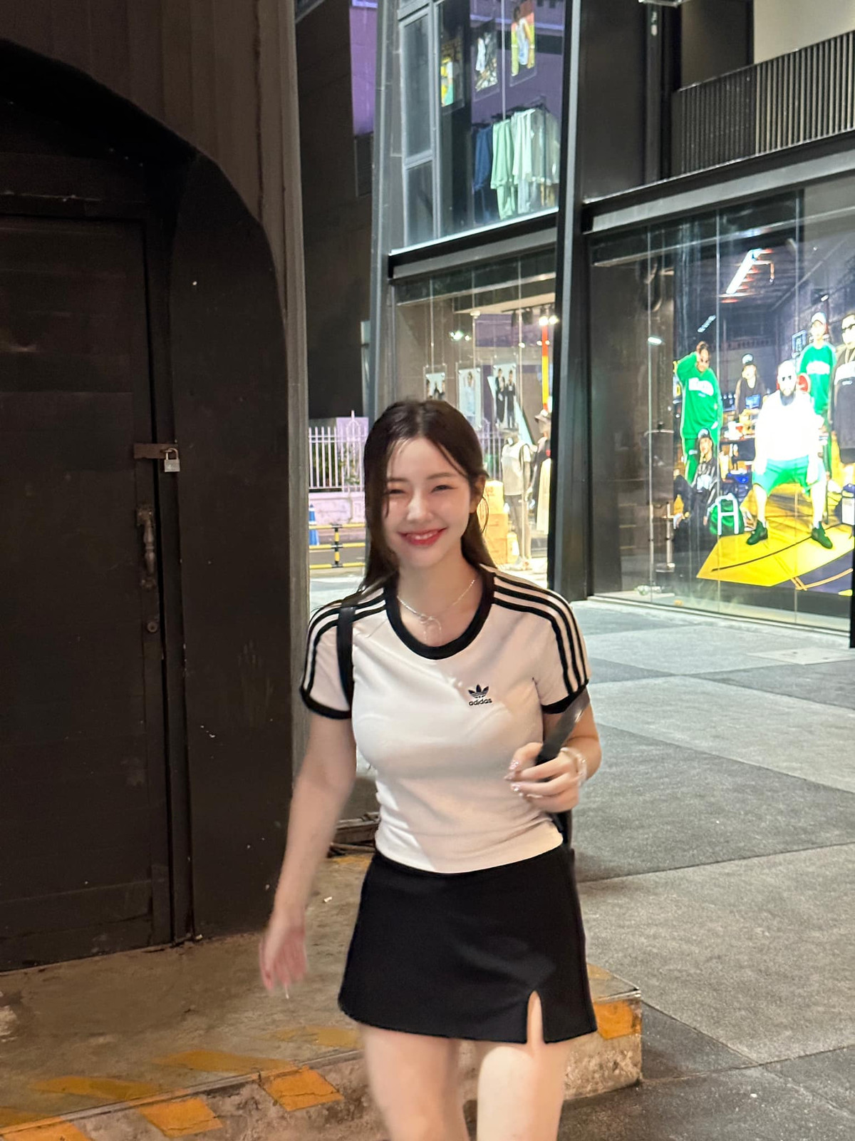 Sau nhiều năm gắn bó với concept nữ sinh ngây thơ xinh đẹp, Nilawan Iamchuasawad đã quyết định thay đổi hình ảnh.