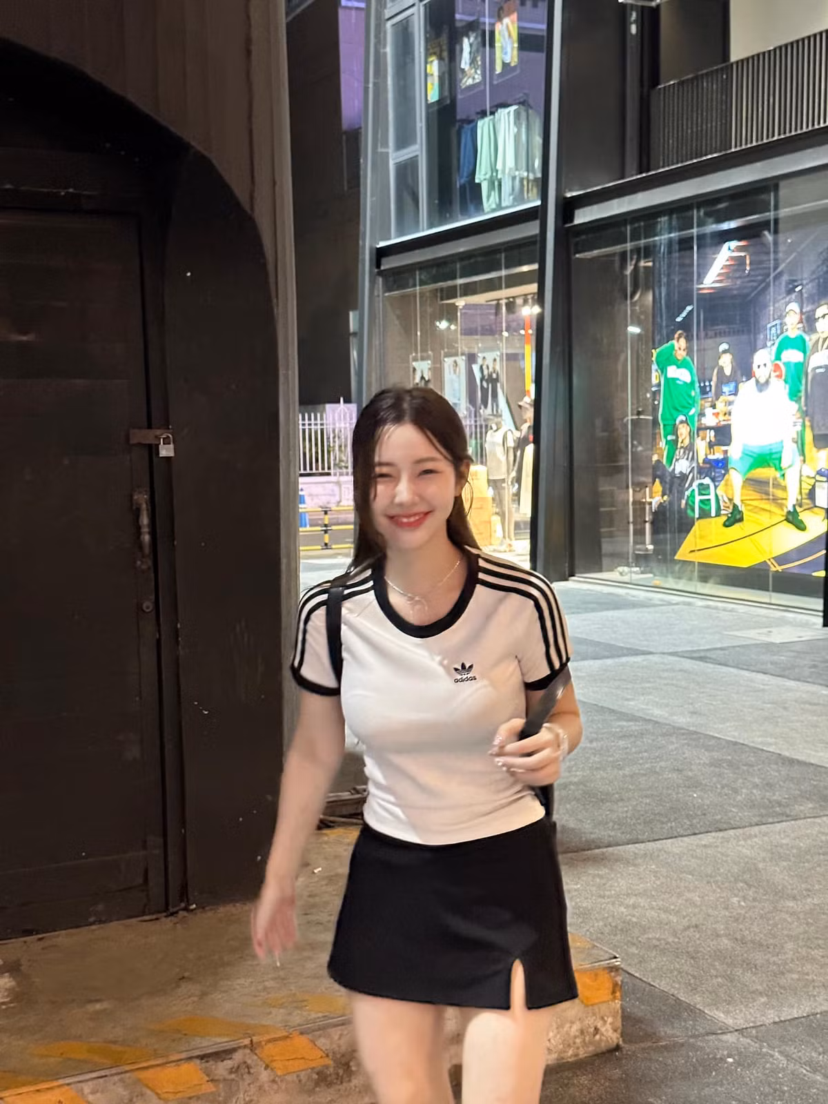 Sau nhiều năm gắn bó với concept nữ sinh ngây thơ xinh đẹp, Nilawan Iamchuasawad đã quyết định thay đổi hình ảnh.