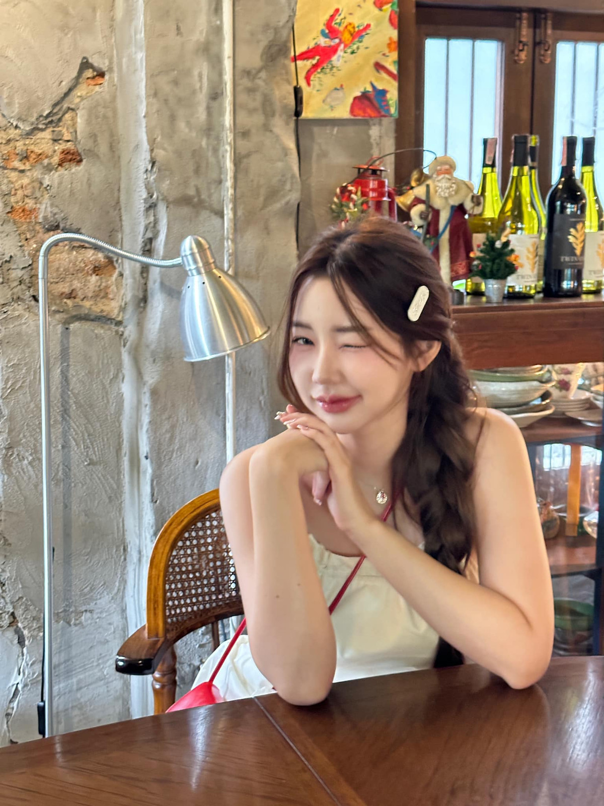 Nilawan Iamchuasawad sở hữu vẻ đẹp trong trẻo như sương mai với đôi mắt to tròn ngây thơ, mũi không quá cao nhưng lại hài hoà với khuôn mặt và nước da mịn màng như trẻ thơ.