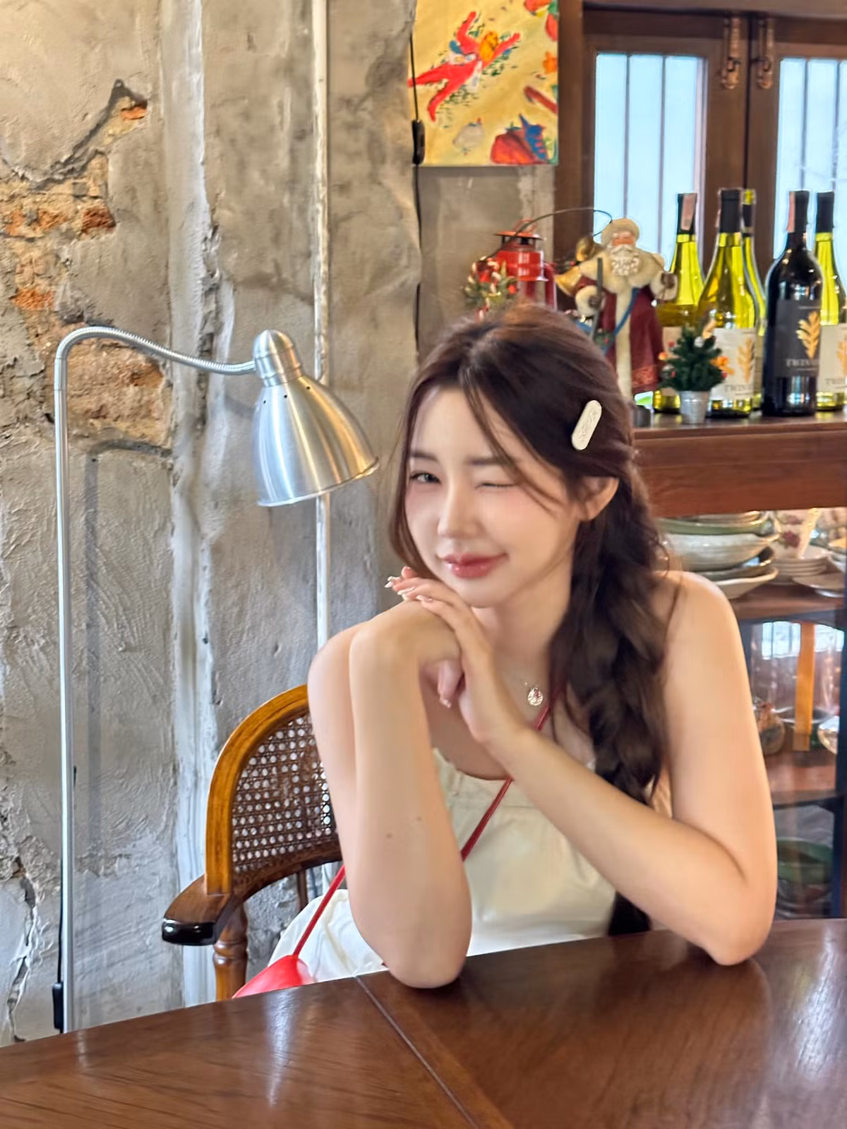 Nilawan Iamchuasawad sở hữu vẻ đẹp trong trẻo như sương mai với đôi mắt to tròn ngây thơ, mũi không quá cao nhưng lại hài hoà với khuôn mặt và nước da mịn màng như trẻ thơ.